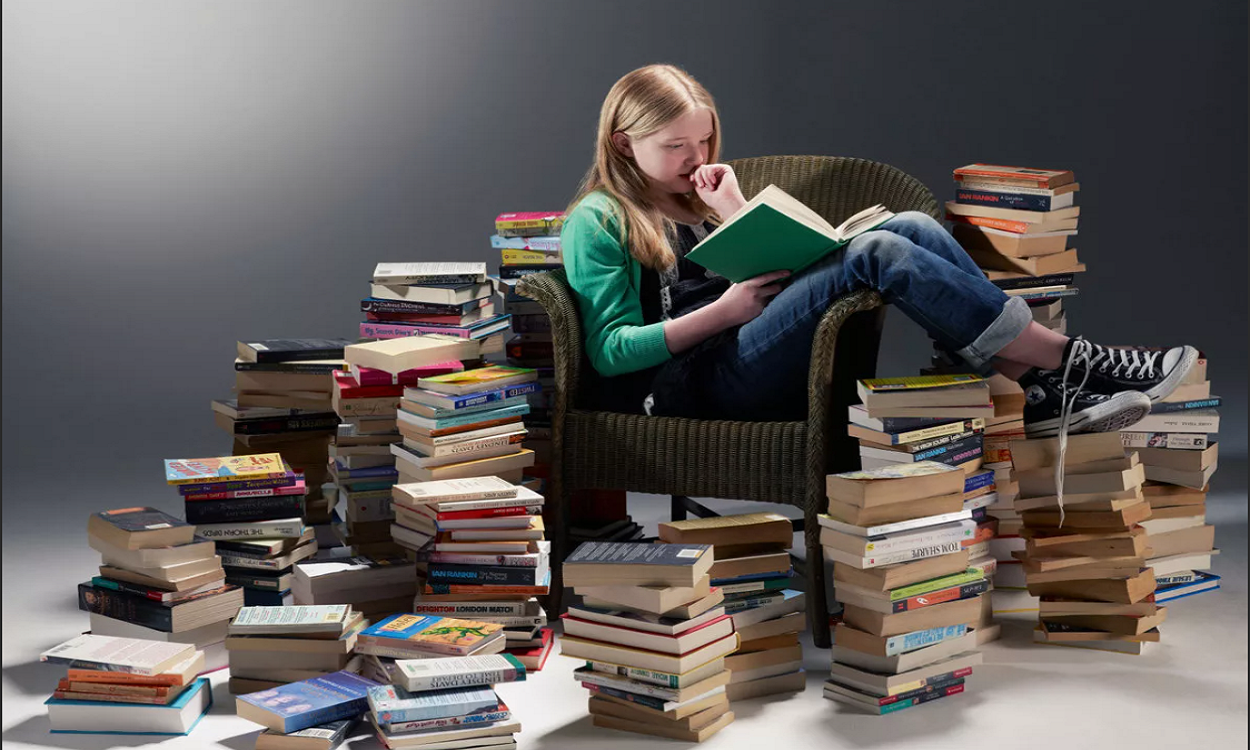 Книги. Много книг. Куча книг. Подросток с книгой.